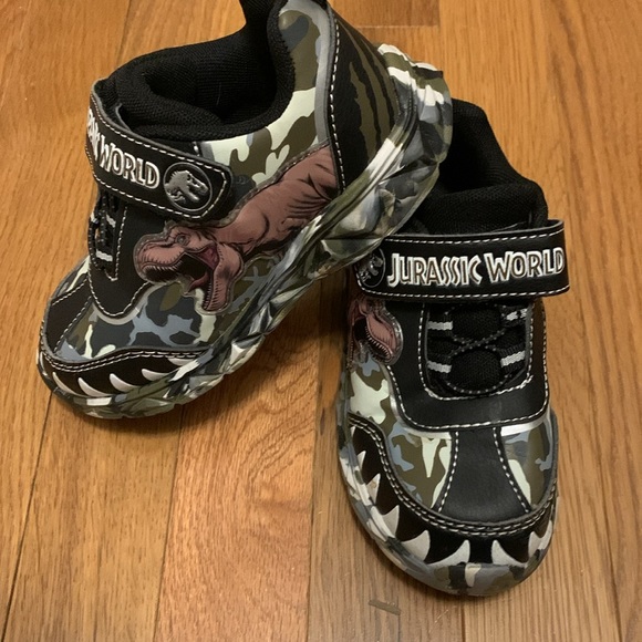 Boys size 10 Jurassic World shoes - Picture 2 of 3